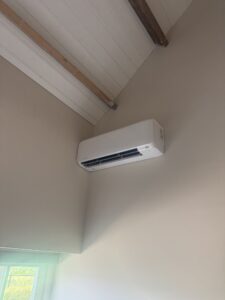 Airco unit binnen aan de wand wit
