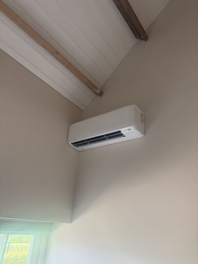 Airco unit binnen aan de wand wit